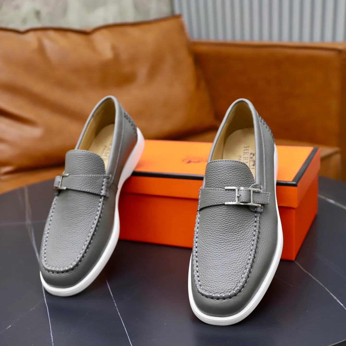 Ex-factory price: 560💰Hermès/Hermès slip-on men's shoes. This shoe is made of imported pebbled cowhide. It has simple and smooth lines and is combined with aerodynamically designed 3CM rubber foam ultra-light soles! Youthful and fashionable, classic H-shaped hardware buckle decoration, calf lining gently wraps the feet, with logo cowhide feet, casual and urban style, highlighting youthful vitality, sports and leisure version, super versatile, code number: 38-39-40-41-42-43-44 standard leather shoe size (45 can be customized but does not support returns)